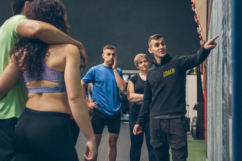 groupe d'entraînement fitness avec coach sportif